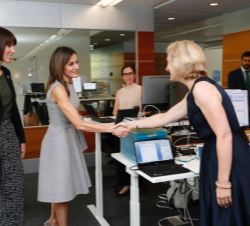 Doña Letizia saluda a los trabajadores españoles de la UICC durante su visita a las instalaciones